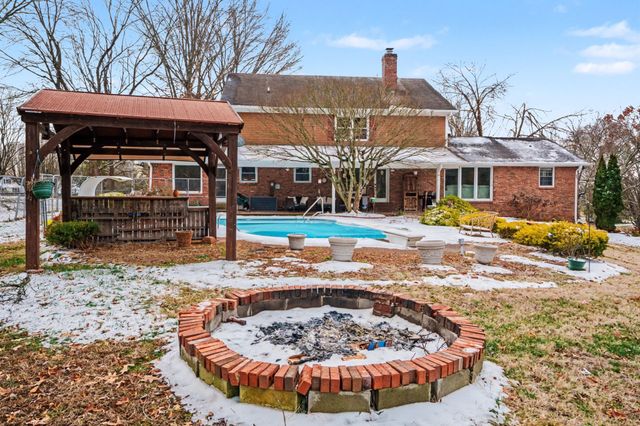 218 Spring Valley Rd, Hendersonville, TN 37075