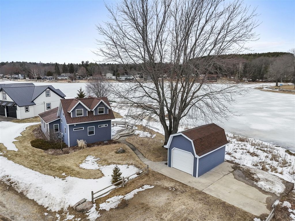 9351 E 50 Road, Cadillac, MI 49601