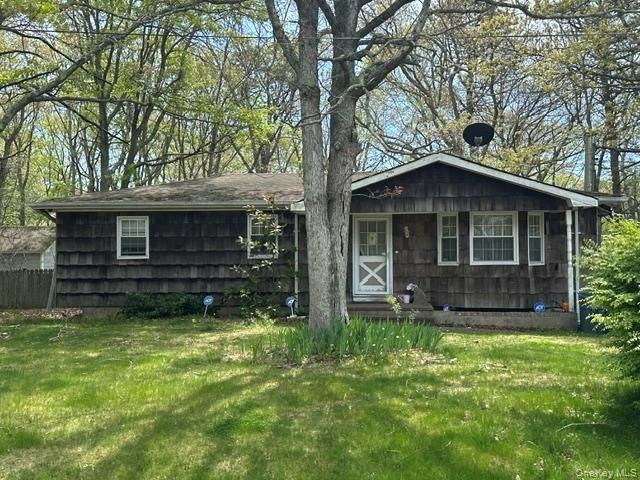 358 S Service Road, Center Moriches, NY 11934
