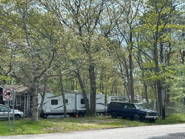 358 S Service Road, Center Moriches, NY 11934