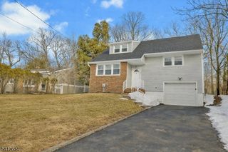 8 Iroquois Ave, Oakland Boro, NJ 07436