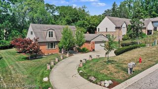 4590 Pine Village Drive, West Bloomfield Charter Township, MI 48323
