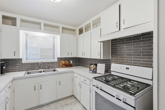 2321 Honeysuckle Avenue, Fort Worth, TX 76111