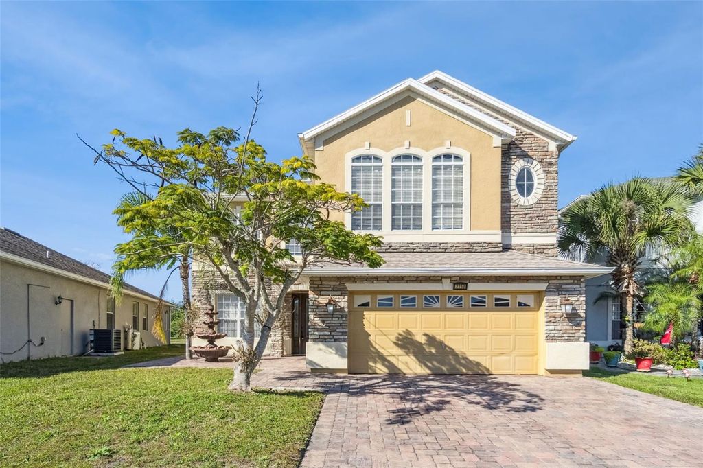 Image 2 of property listing at 2250 WINDCREST LAKE CIRCLE, Orlando, FL 32824