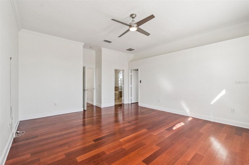 Image 20 of property listing at 2250 WINDCREST LAKE CIRCLE, Orlando, FL 32824