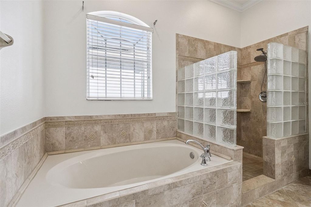 Image 21 of property listing at 2250 WINDCREST LAKE CIRCLE, Orlando, FL 32824