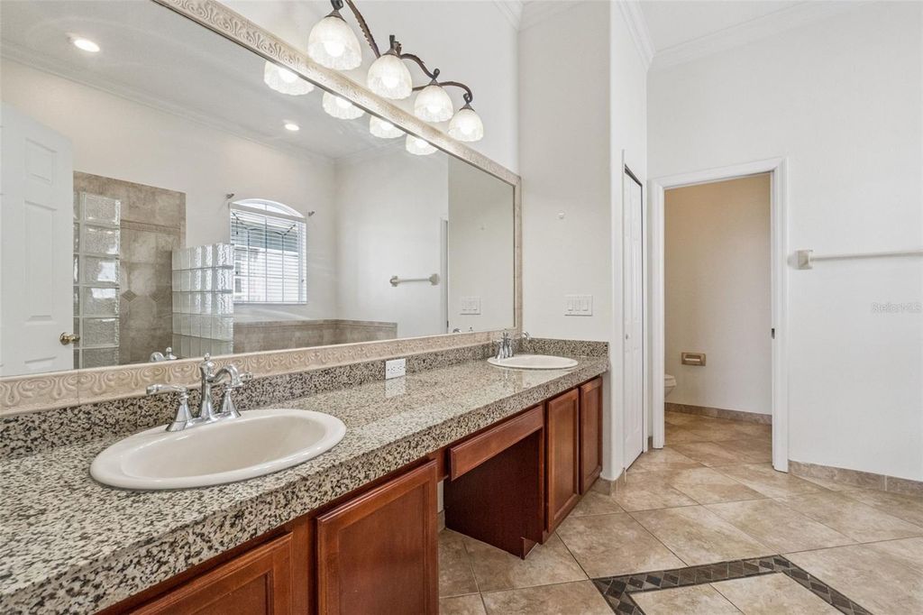 Image 22 of property listing at 2250 WINDCREST LAKE CIRCLE, Orlando, FL 32824