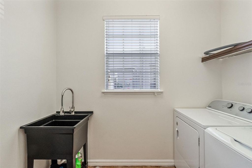 Image 29 of property listing at 2250 WINDCREST LAKE CIRCLE, Orlando, FL 32824