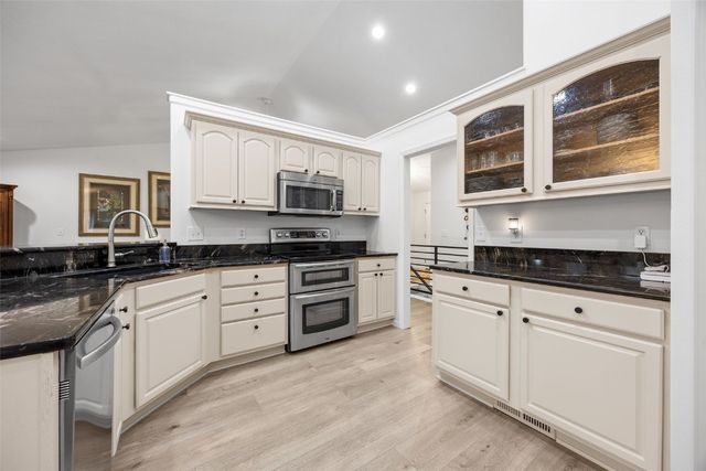 3802 Richland Dr NW, Cedar Rapids, IA 52405