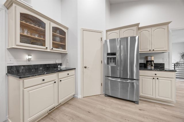 3802 Richland Dr NW, Cedar Rapids, IA 52405