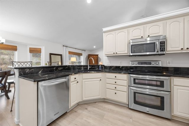 3802 Richland Dr NW, Cedar Rapids, IA 52405