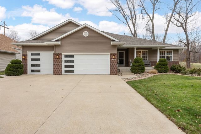 3802 Richland Dr NW, Cedar Rapids, IA 52405