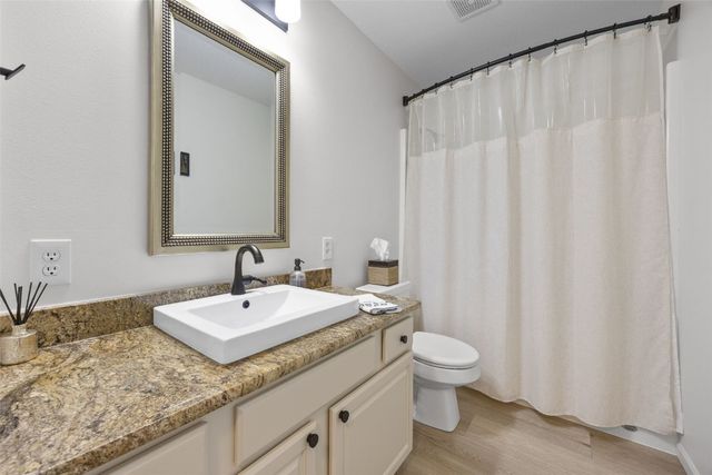 3802 Richland Dr NW, Cedar Rapids, IA 52405