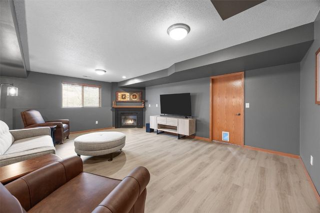 3802 Richland Dr NW, Cedar Rapids, IA 52405