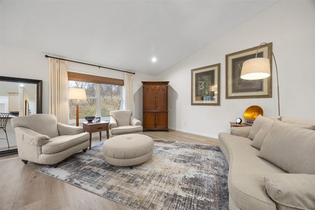 3802 Richland Dr NW, Cedar Rapids, IA 52405