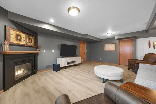 3802 Richland Dr NW, Cedar Rapids, IA 52405