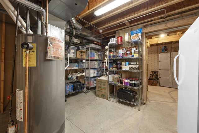 3802 Richland Dr NW, Cedar Rapids, IA 52405