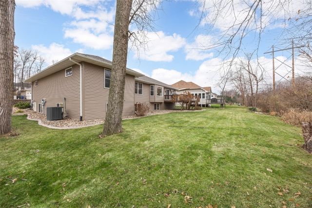 3802 Richland Dr NW, Cedar Rapids, IA 52405