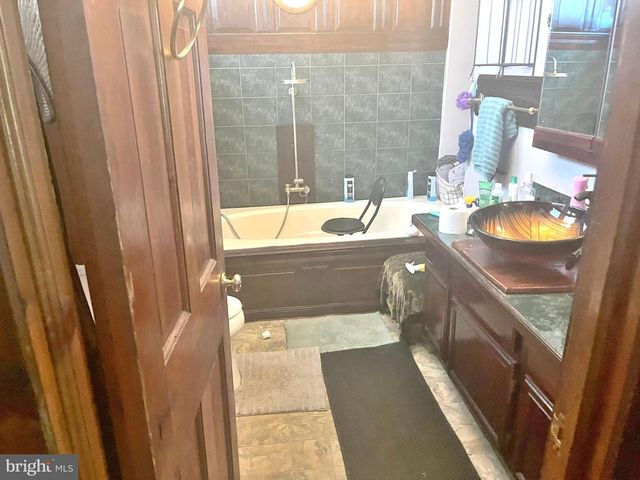 1312 FROSTY HOLLOW RD, Levittown, PA 19056