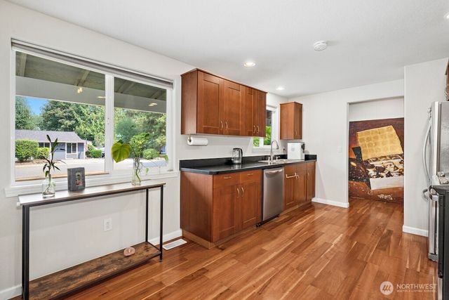 21013 NE 60th Place, Redmond, WA 98053