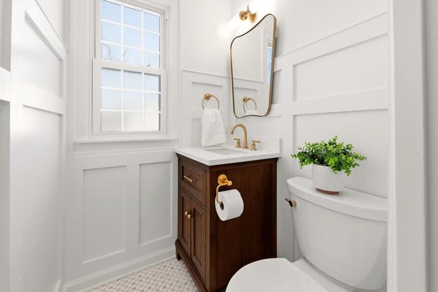 5453 N Shoreland AVENUE, Whitefish Bay, WI 53217