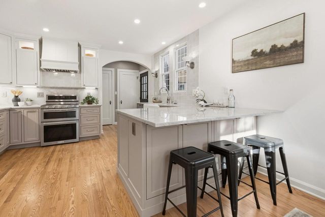 5453 N Shoreland AVENUE, Whitefish Bay, WI 53217