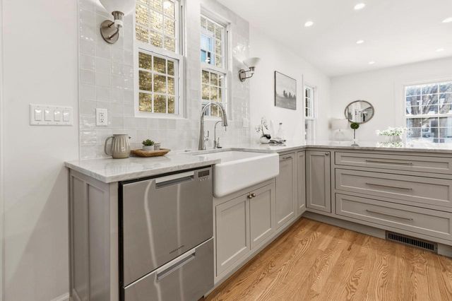 5453 N Shoreland AVENUE, Whitefish Bay, WI 53217