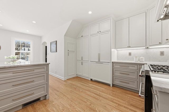 5453 N Shoreland AVENUE, Whitefish Bay, WI 53217