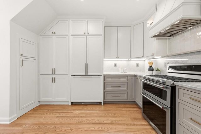 5453 N Shoreland AVENUE, Whitefish Bay, WI 53217