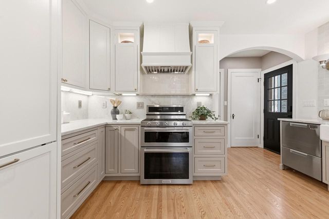 5453 N Shoreland AVENUE, Whitefish Bay, WI 53217