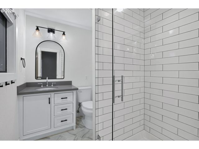3745 DIVISION Ct, Lake Oswego, OR 97035