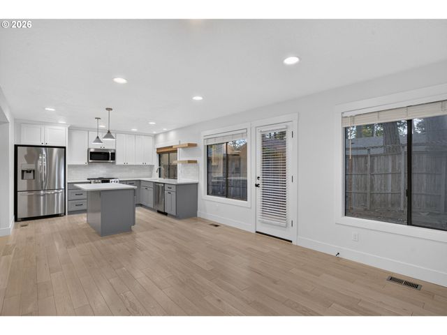 3745 DIVISION Ct, Lake Oswego, OR 97035