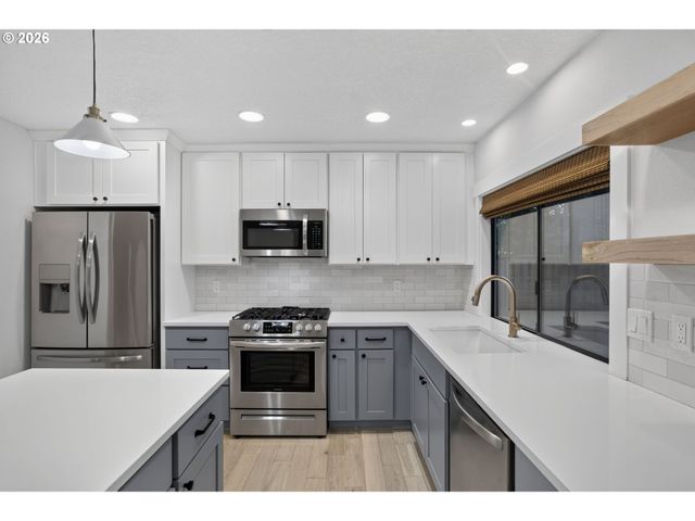 3745 DIVISION Ct, Lake Oswego, OR 97035