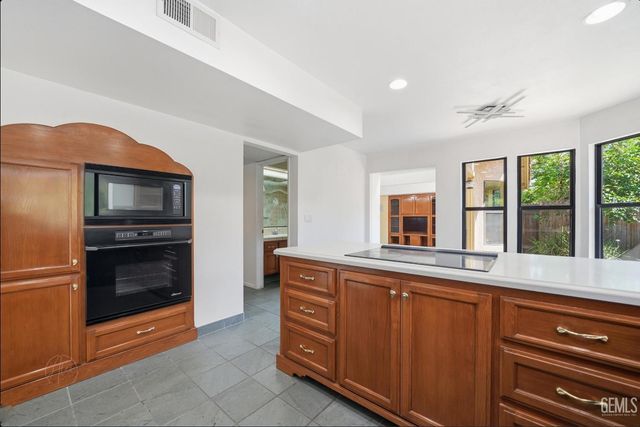 9613 Red Oak Court, Bakersfield, CA 93311