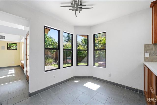 9613 Red Oak Court, Bakersfield, CA 93311