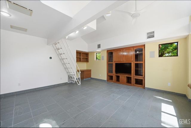 9613 Red Oak Court, Bakersfield, CA 93311