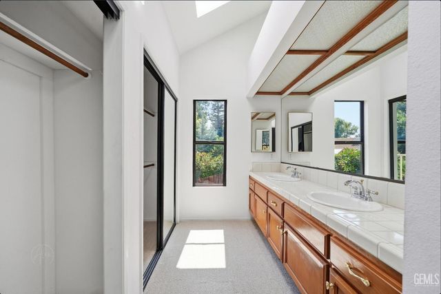 9613 Red Oak Court, Bakersfield, CA 93311