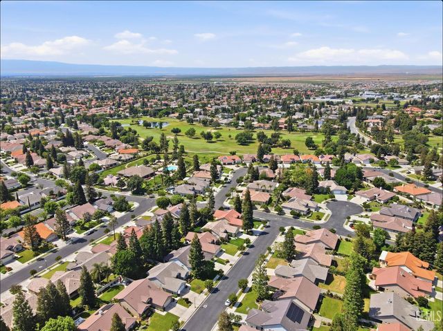 9613 Red Oak Court, Bakersfield, CA 93311