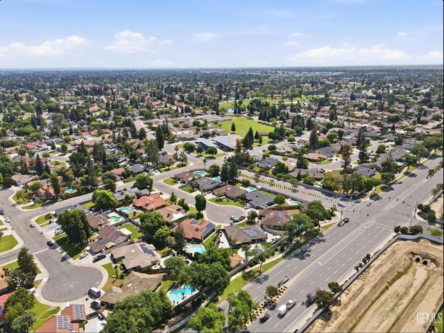 9613 Red Oak Court, Bakersfield, CA 93311