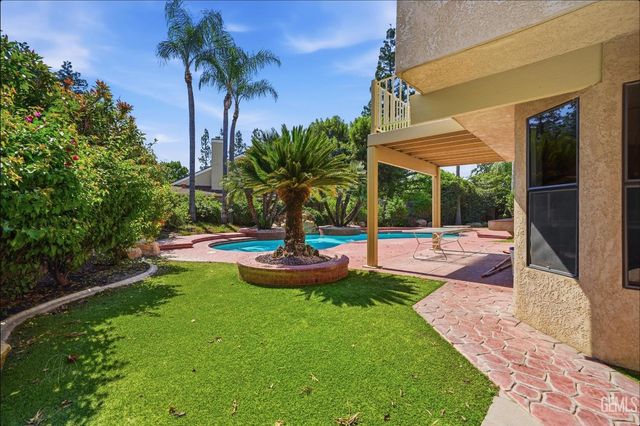 9613 Red Oak Court, Bakersfield, CA 93311