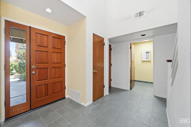 9613 Red Oak Court, Bakersfield, CA 93311