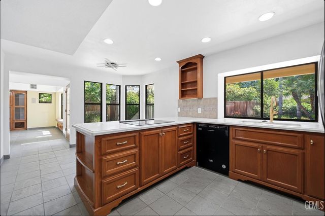 9613 Red Oak Court, Bakersfield, CA 93311