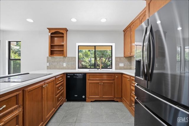 9613 Red Oak Court, Bakersfield, CA 93311