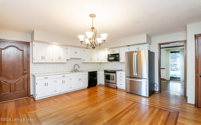 9604 Bay Hill Dr, Louisville, KY 40223