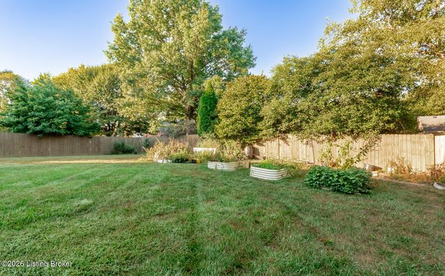 9604 Bay Hill Dr, Louisville, KY 40223