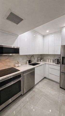 3731 N Country Club Dr PH-24, Aventura, FL 33180