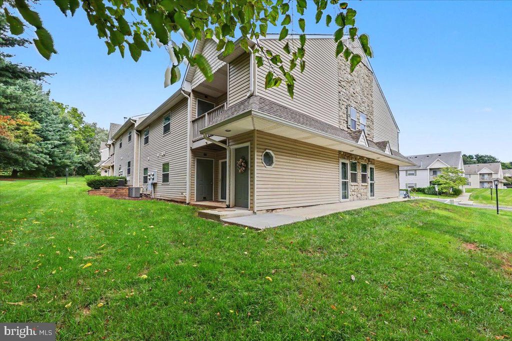 903 HORSESHOE DR, ROYERSFORD, PA 19468 — photo 2