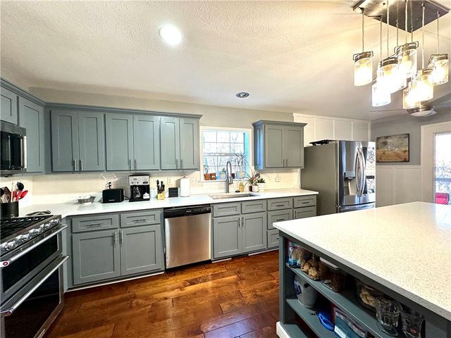 106 Deer Ridge Road, Gravette, AR 72736