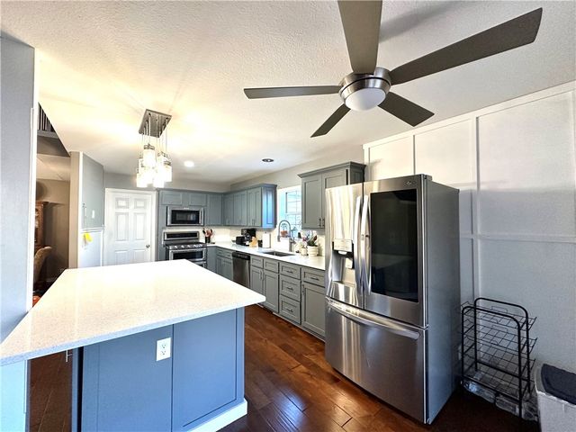 106 Deer Ridge Road, Gravette, AR 72736