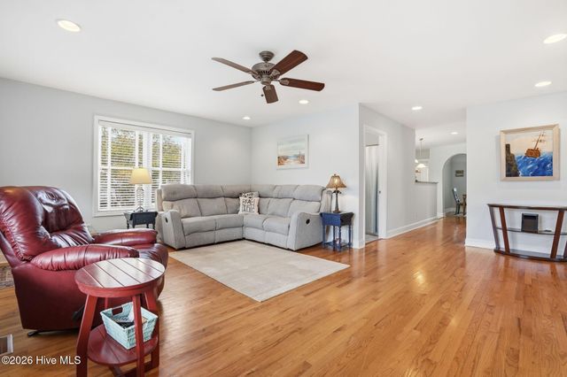 140 NE 18th Street, Oak Island, NC 28465